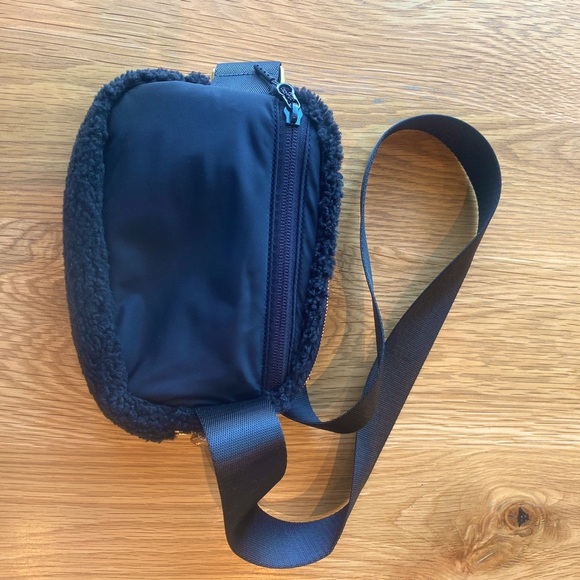 LULU LEMON EVERYWHERE BELT BAG - Picture 2 of 8